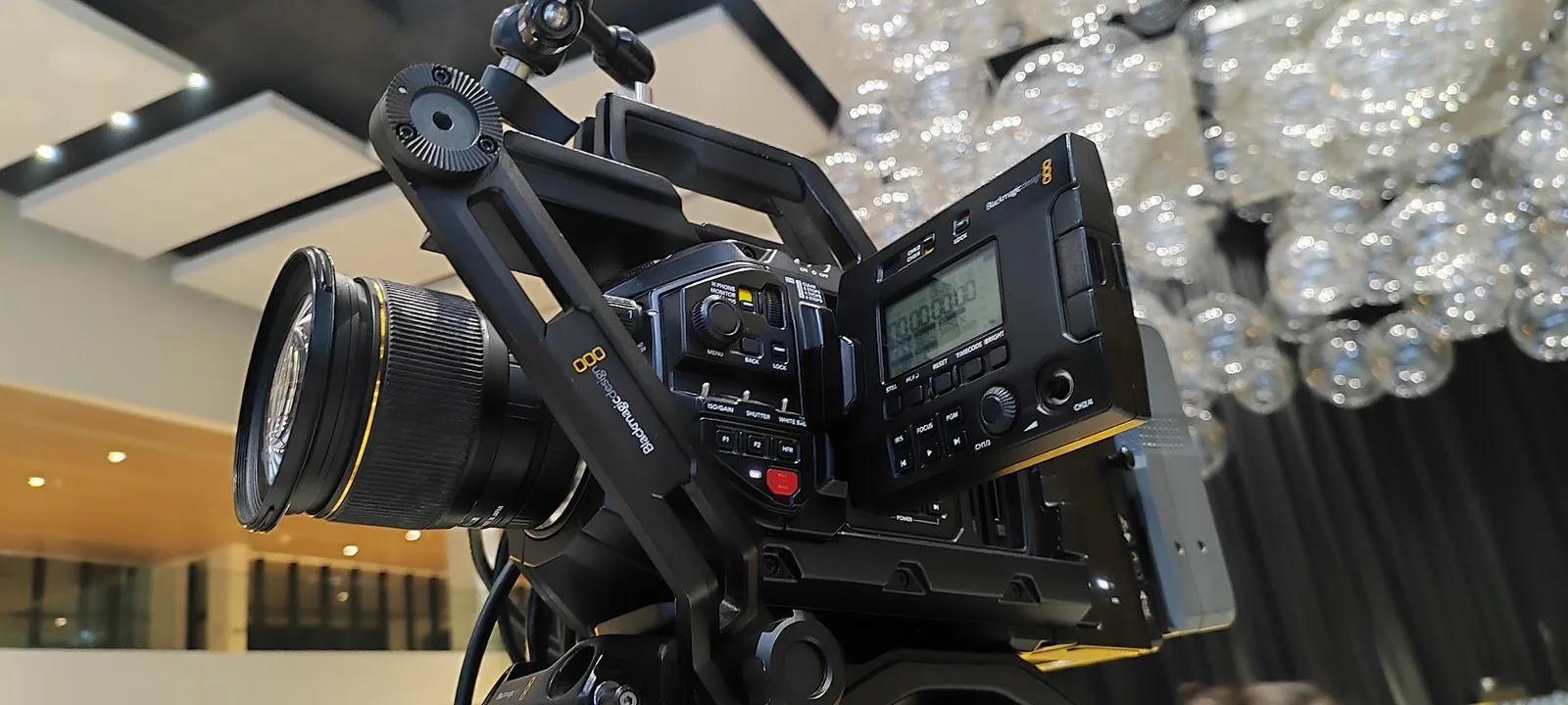 Câmera profissional em bastidor da Incite Filmes